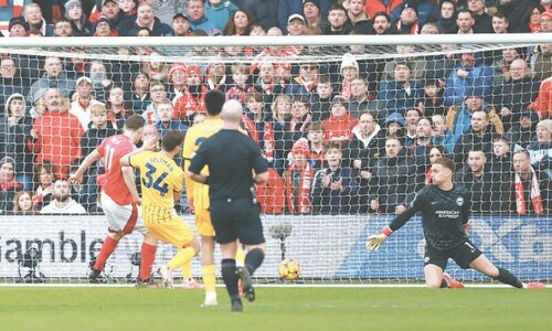 Salah&rsquo;s controversial penalty fires Liverpool nine points clear