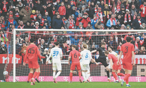 Record-breaking Kane nets twice as leaders Bayern edge Kiel