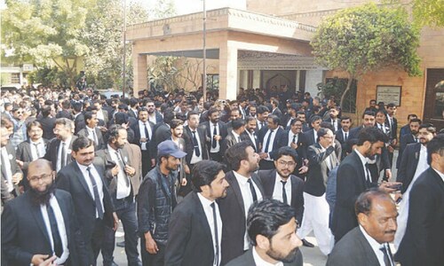 Agitating lawyers barge into SSP&rsquo;s office over FIR against colleague