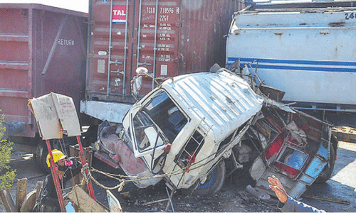 Traffic mess after tanker rams into goods train on Mai Kolachi Road Traffic mess after tanker rams into goods train on Mai Kolachi Road