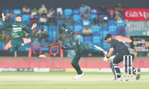 New Zealand make Pakistan pay for missed chances to claim tri-series title New Zealand make Pakistan pay for missed chances to claim tri-series title