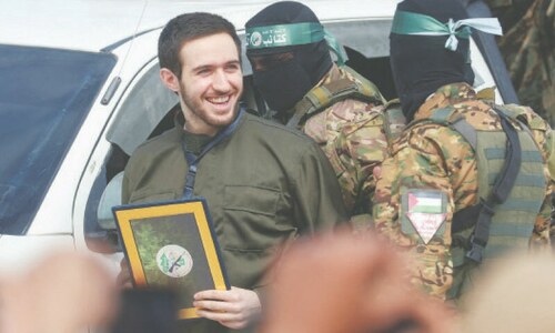 Israel suspends release of Palestinian prisoners