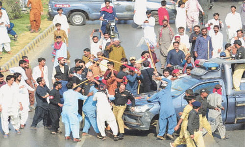 Clash erupts as police try to break up nationalists&rsquo; rally