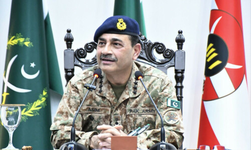 Army chief urges youth to focus on their duties instead of engaging in &lsquo;baseless criticism&rsquo;