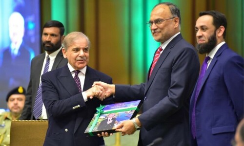 PM Shehbaz pats his team on the back PM Shehbaz pats his team on the back