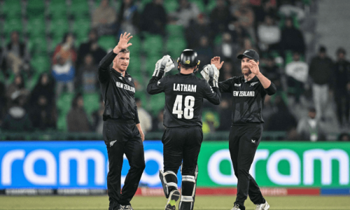 Record total takes NZ to decider as spinners mesmerise South Africa