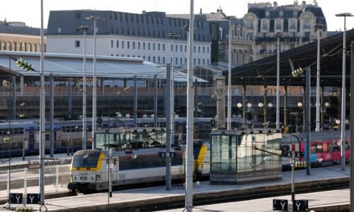 Thousands stranded as WWII bomb paralyses Paris train station