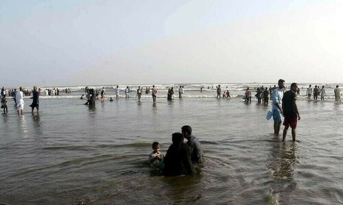 Mercury surges to 39.5°C as hot weather persists in Karachi Mercury surges to 39.5°C as hot weather persists in Karachi