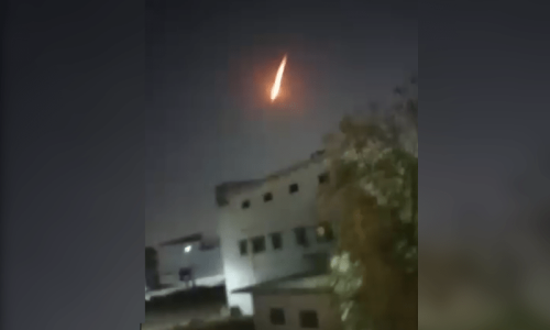 Citizens spot streaks of light over Karachi sky, suspect meteor sightings Citizens spot streaks of light over Karachi sky, suspect meteor sightings