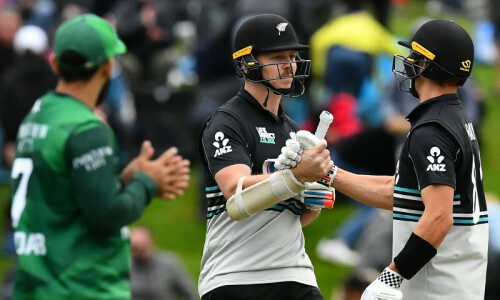 Big-hitting New Zealand crush Pakistan by five wickets for 2-0 lead Big-hitting New Zealand crush Pakistan by five wickets for 2-0 lead