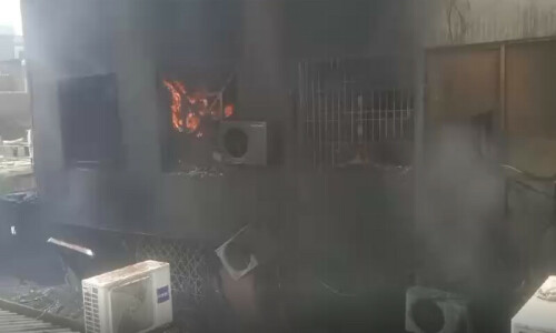 Rescue operation underway after fire breaks out at building in Karachi: Rescue 1122 Rescue operation underway after fire breaks out at building in Karachi: Rescue 1122