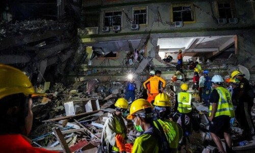 Myanmar quake death toll hits 1,700 as aid scramble intensifies