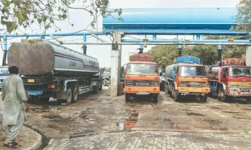 Water shortage to worsen in Karachi with bowser service suspension on Eid