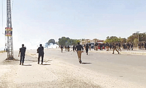 Many injured as Jamshoro police use force to quell students&rsquo; protest against canals project