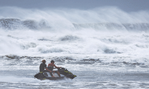 &lsquo;Erratic&rsquo; cyclone creeps towards eastern Australia