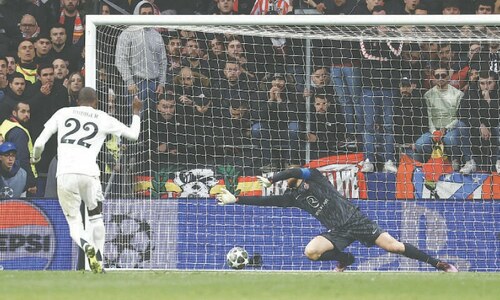 Penalty controversy as Real reach Champions League quarters, English duo advance