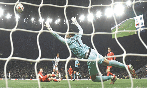 Fernandes hat-trick sends United into Europa League quarters