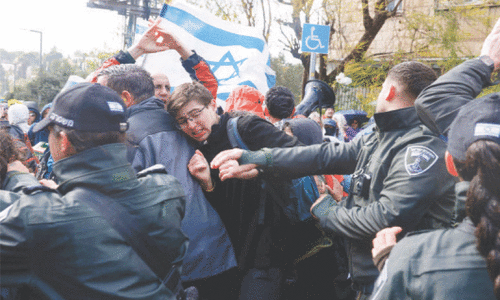 Anti-Israeli premier protesters clash with Jerusalem police