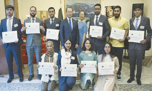 Japanese envoy hosts Iftar for scholarship recipients