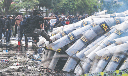 Protesters clash with police over Indonesia military law Protesters clash with police over Indonesia military law