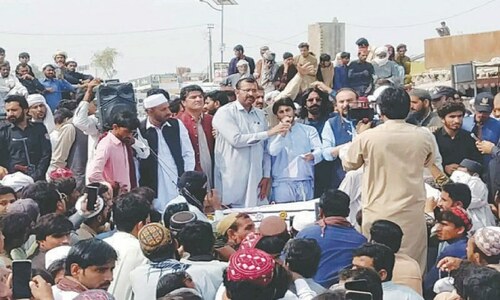 Relatives protest police &lsquo;failure&rsquo; to arrest killers of four persons in Dera Ismail Khan