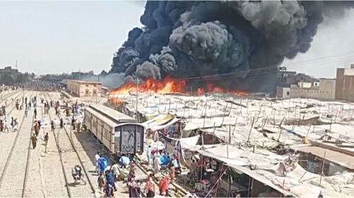 Blaze burns down dozens of shops, pushcarts in Sadiqbad&rsquo;s flea market