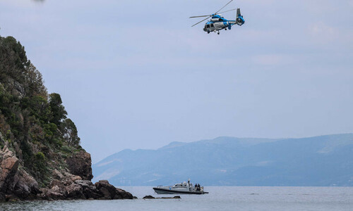 Migrant shipwrecks kill 7 in Greece, 9 in Turkiye