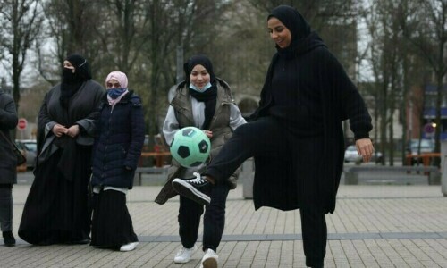 Muslim athletes frustrated as France mulls headscarf ban