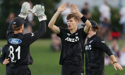 Hosts New Zealand beat Pakistan by 43 runs to sweep ODI series 3-0 Hosts New Zealand beat Pakistan by 43 runs to sweep ODI series 3-0