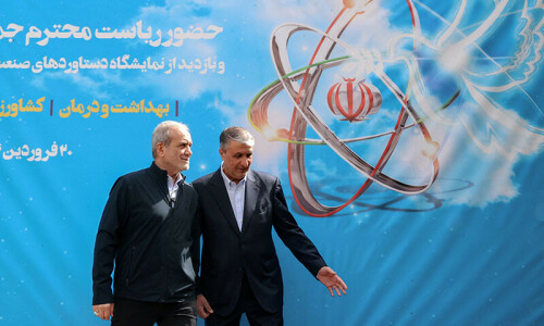 US imposes new sanctions on Iran nuclear programme before talks