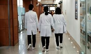 Karachi’s JPMC doctors boycott OPDs after colleague beaten by patient’s relatives Karachi’s JPMC doctors boycott OPDs after colleague beaten by patient’s relatives