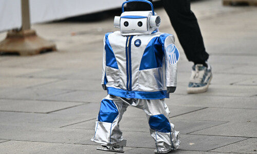 Humanoid robots stride into future with world&rsquo;s first half-marathon in China
