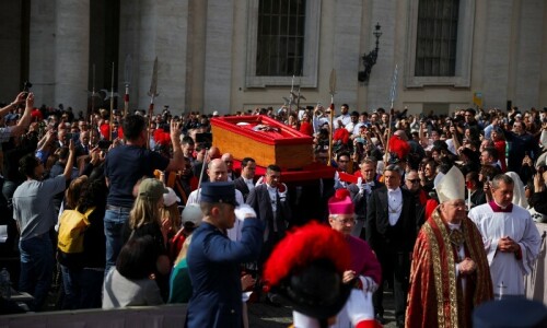 Pope Francis&rsquo;s coffin arrives in Saint Peter&rsquo;s Basilica to lie in state