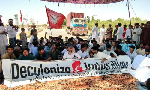 Wary of assurance, canal protesters refuse to end sit-in Wary of assurance, canal protesters refuse to end sit-in
