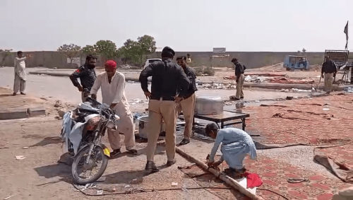 8 wounded as police, protesters clash near Karachi&rsquo;s Gulshan-i-Hadeed over canals project