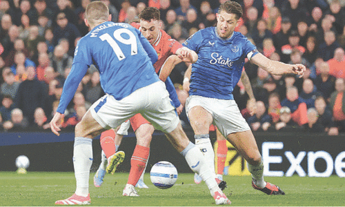 Liverpool beat Everton  as title looms, City win without Haaland