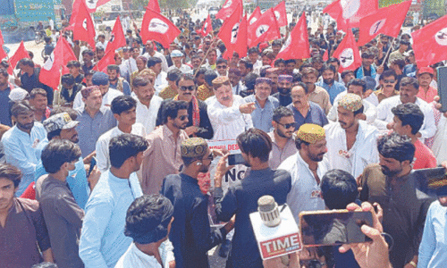 Larkana-bound PPP convoy attacked during JSM-R&rsquo;s sit-in to block highway