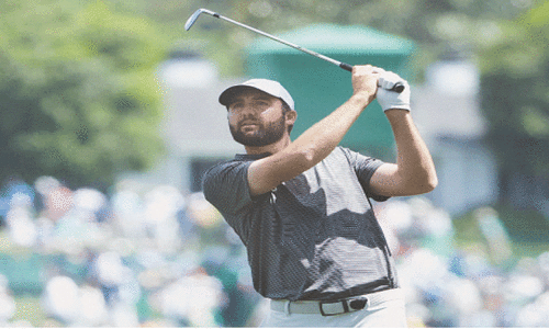 Sizzling start lifts McIlroy to Masters lead