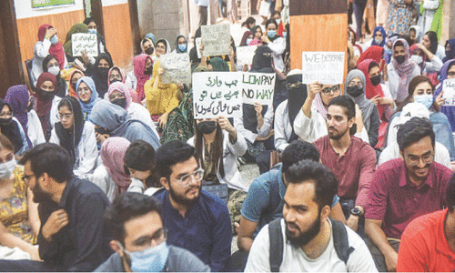 Karachi’s Abbasi Shaheed doctors protest against pay disparity Karachi’s Abbasi Shaheed doctors protest against pay disparity