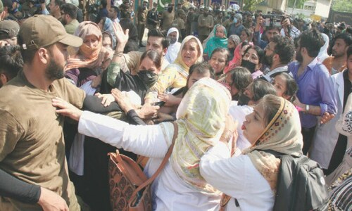 Police, Grand Health Alliance activists clash over entry to &lsquo;high security zone&rsquo; in Lahore