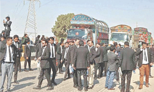 Sindh lawyers refuse to end protests, reject CCI announcement Sindh lawyers refuse to end protests, reject CCI announcement