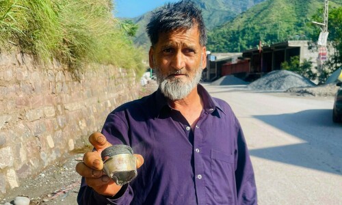 Kashmiris brave another night of shelling across LoC Kashmiris brave another night of shelling across LoC