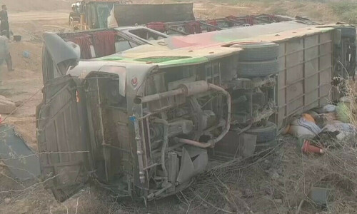 3 killed as speeding dumper collides with car in Karachi 3 killed as speeding dumper collides with car in Karachi