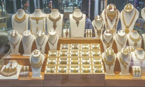 Gold hits lowest level in a month