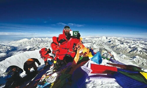 Two Pakistani climbers summit Everest, Kanchenjunga