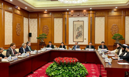 Dar meets Chinese, Afghan FMs as they agree to thwart terrorism in region Dar meets Chinese, Afghan FMs as they agree to thwart terrorism in region