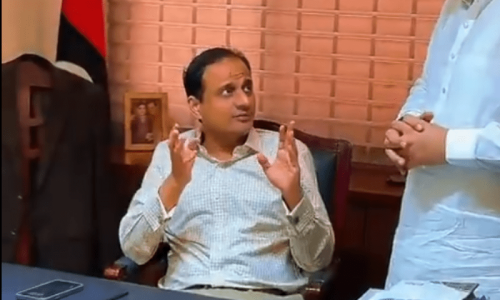 Karachi mayor visits facility recycling plastic, making manhole covers