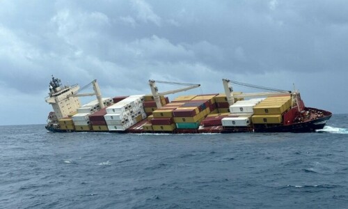 India races to contain oil spill after container ship sinks off Kerala coast India races to contain oil spill after container ship sinks off Kerala coast