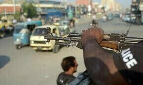 Death of minor girl in crossfire sparks protest in Karachi’s Korangi Death of minor girl in crossfire sparks protest in Karachi’s Korangi