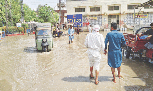 Downpour, strong winds batter Larkana, Qambar and Tharparkar